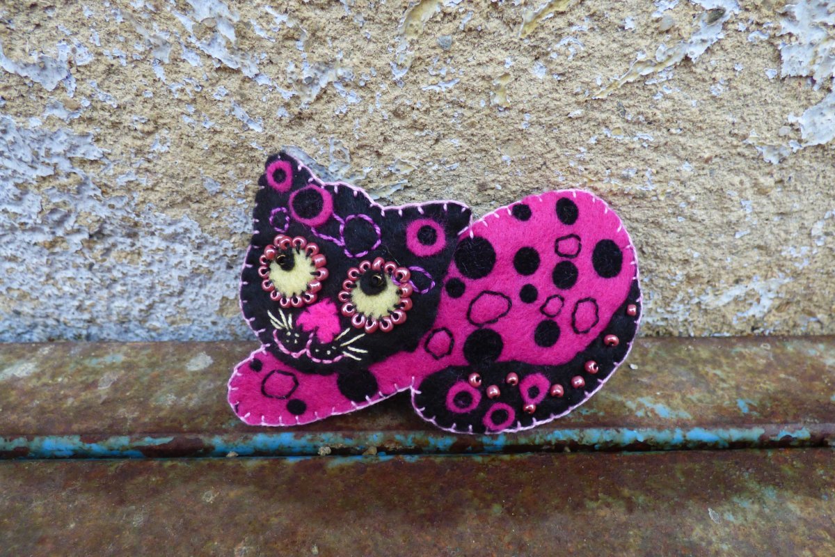 Kočičí svět - kočička Divoška - spona do vlasů z filcu