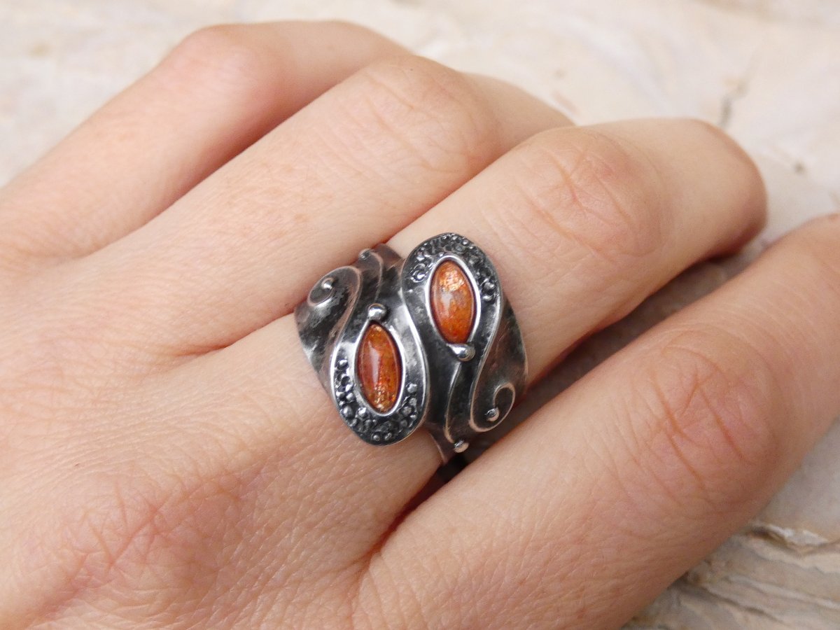 Cínovaný prsten se slunečními kameny