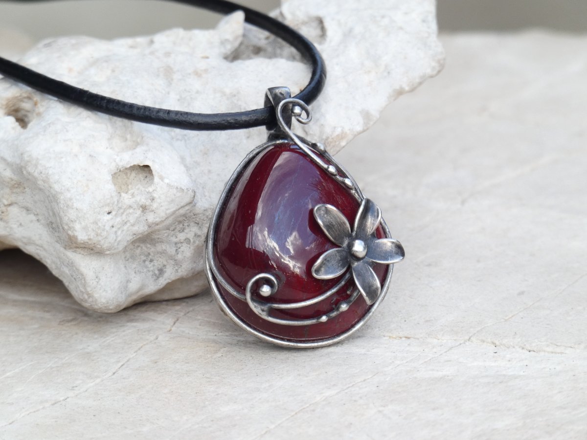 Vínový s květinkou - jaspis mookait,náhrdelník