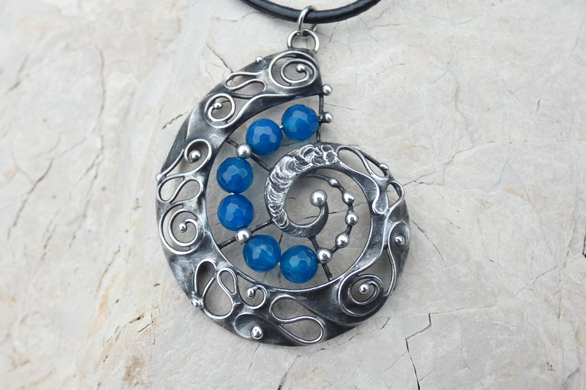 ..filigránová ulita s acháty..-cínovaný náhrdelník