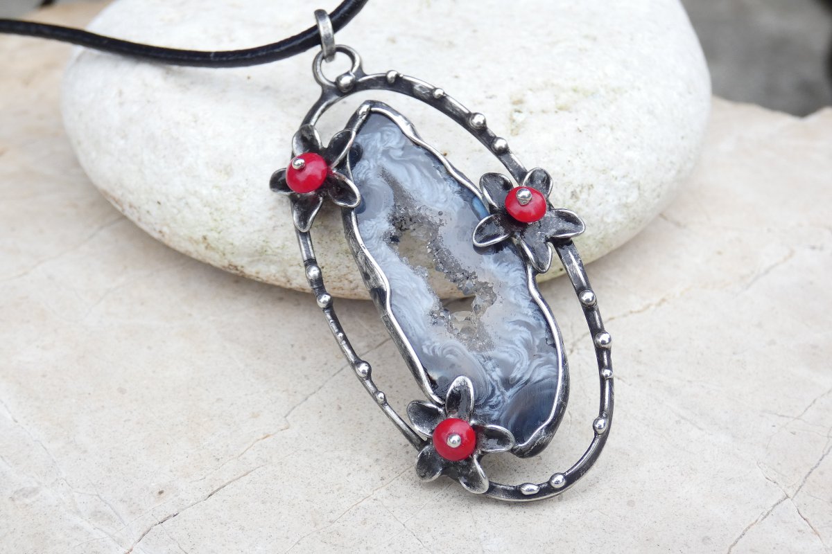 Rozkvetlý achát peříčkový - přívěsek z cínu