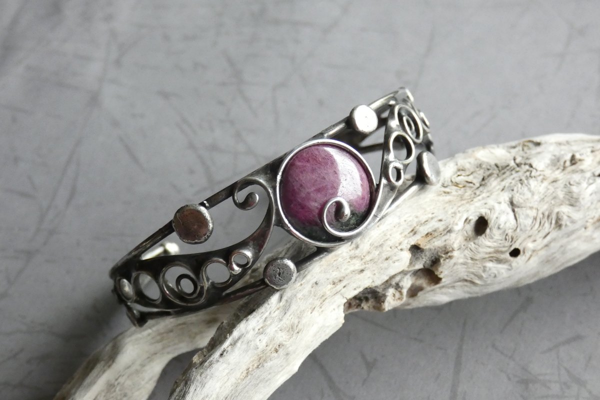 Purple - cínovaný náramek s rubínem 