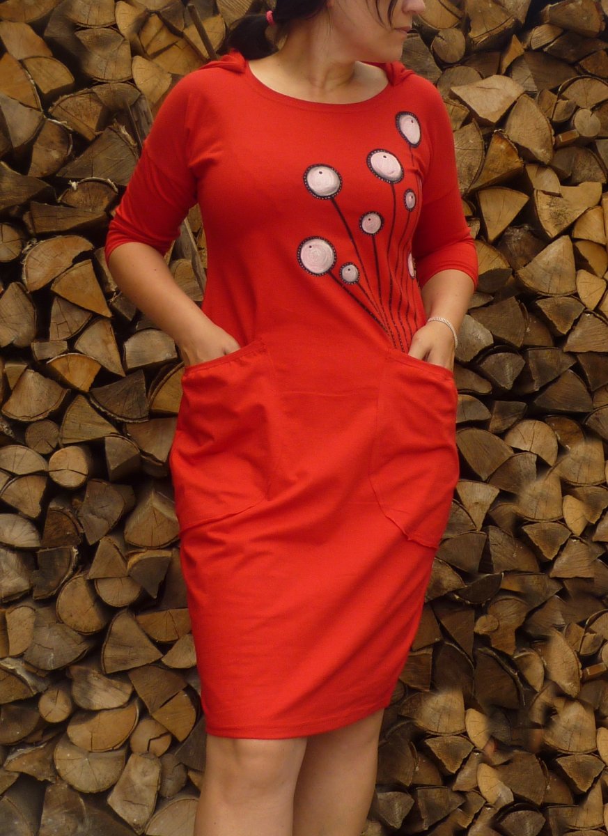 Šaty s kapsami a kapucí