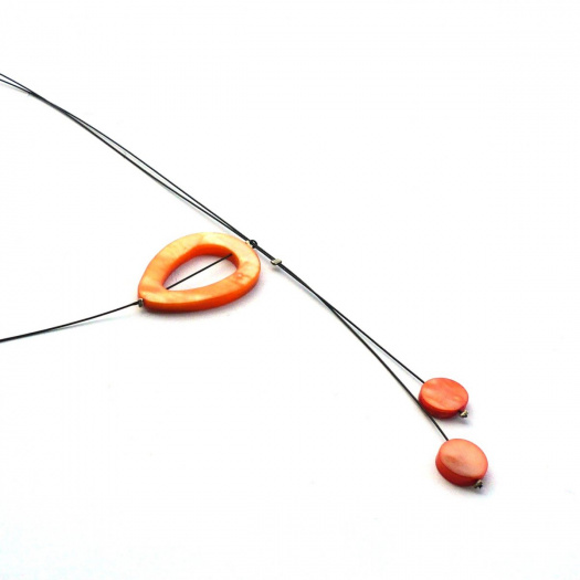 Oranžová na černé - perleťový náhrdelník