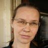 Rudé tříkorálkové klipsy