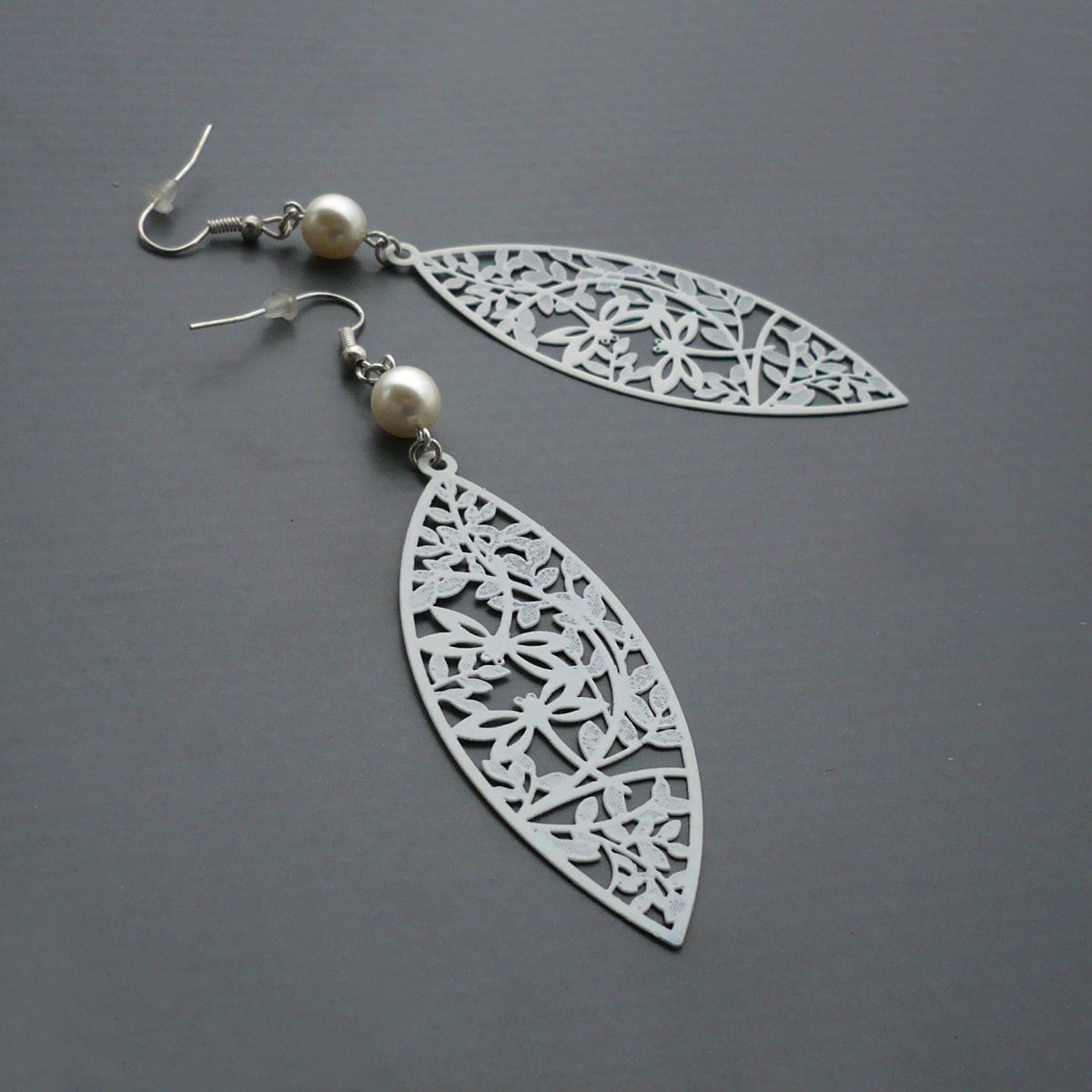 Dlouhé vážkové lehoučké náušnice - bílé