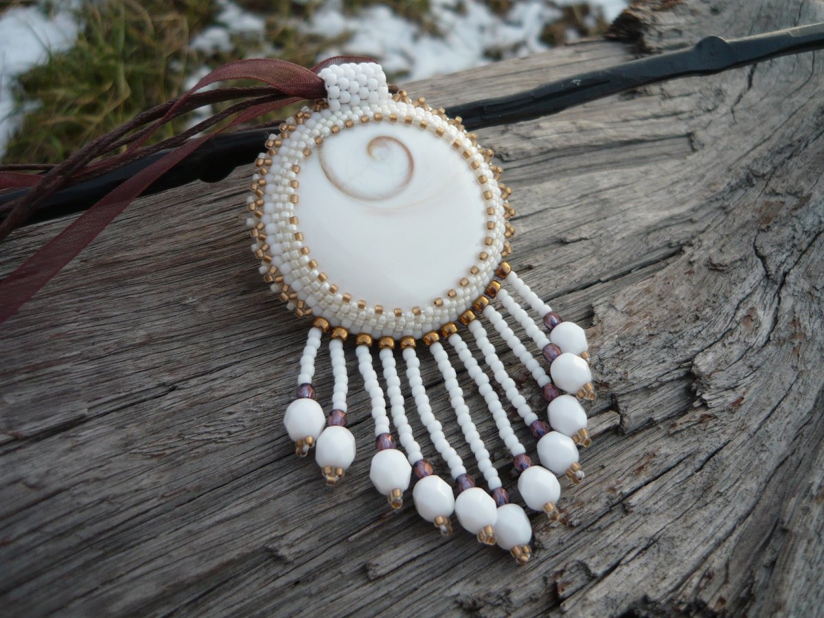 Náhrdelník Indiánská spirála sněhu a země