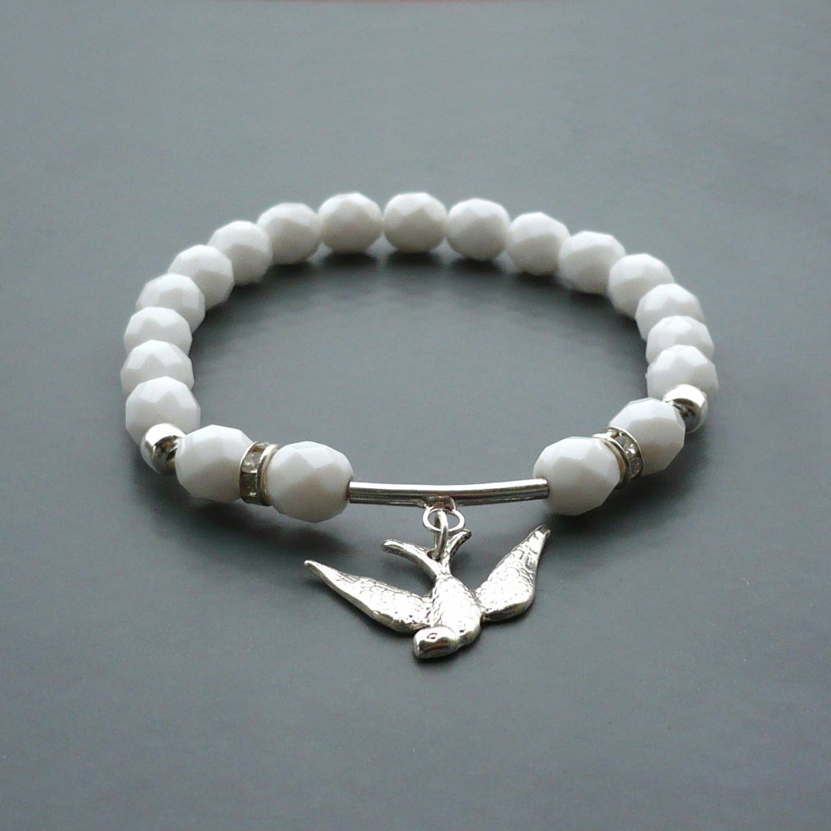 Vzlétnout - bílý broušený náramek s vlaštovkou