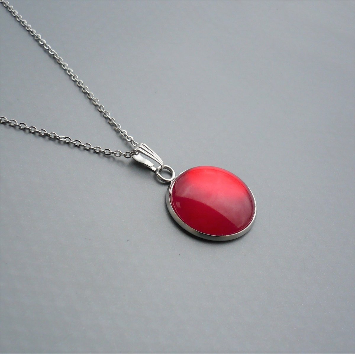 Červený kulatý přívěsek na nerez řetízku