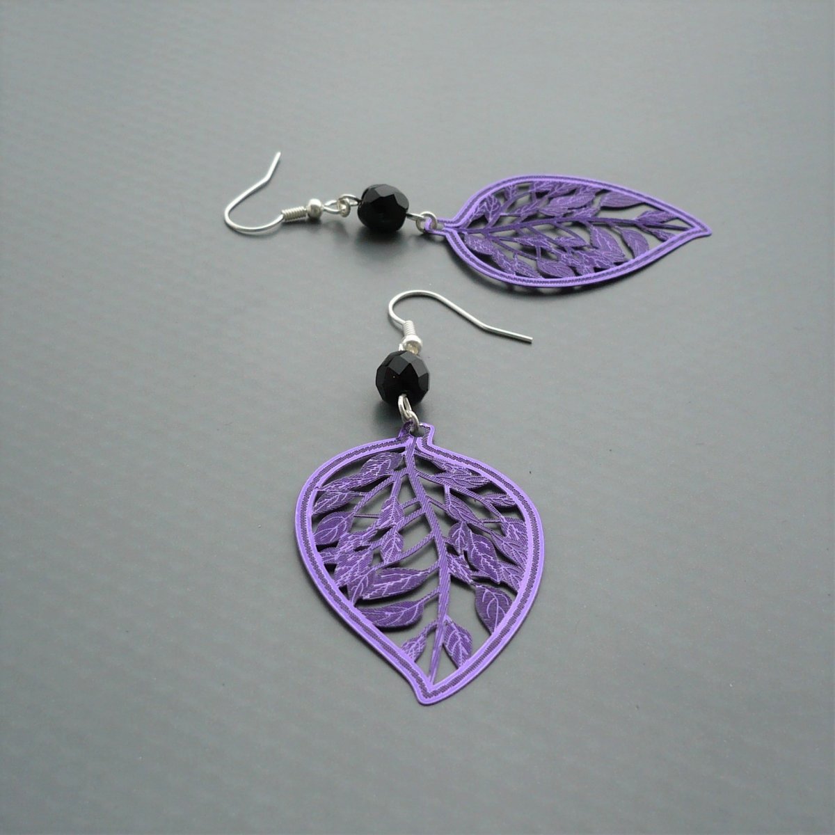 Fialové listy - lehoučké náušnice s černou