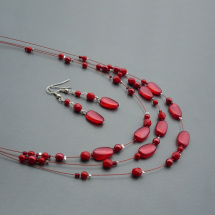 Červený třířadý náhrdelník s náušnicemi - delší