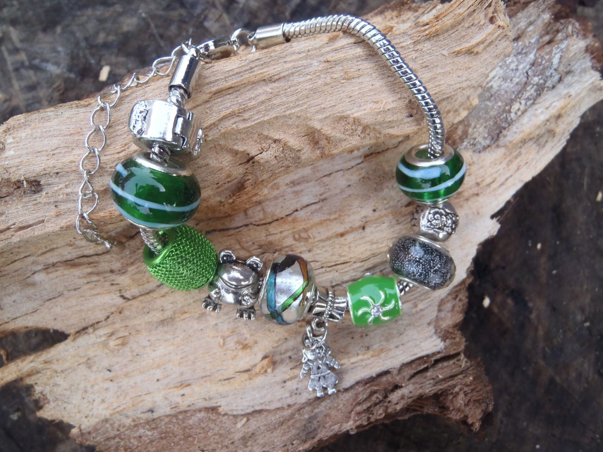 zelený s holčičkou a žábou