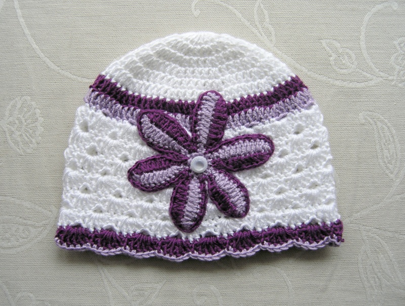 Jarní/podz. čepička - fialová s velkou kytkou