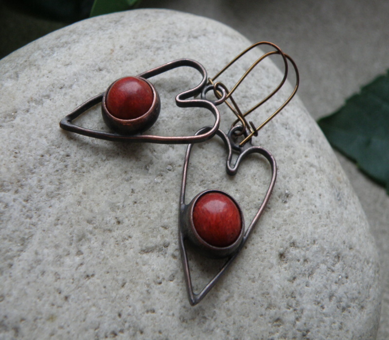 Naušnice -měděná srdíčka s korálem