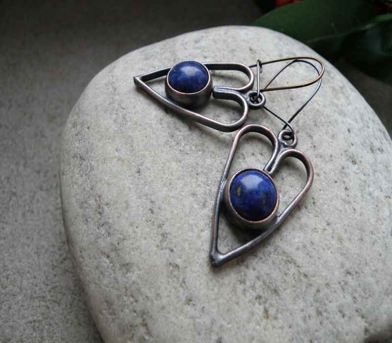 Naušnice -měděná srdíčka s lapisem-lazuli