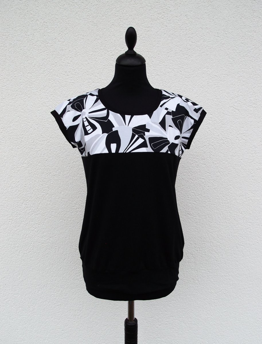 KVĚTY V ČERNÉ (L) - dámské tričko