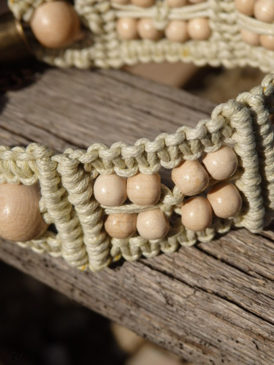 Béžový drhaný náramek s korálky