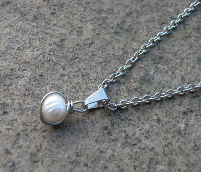 Přívěšek  -  říční perla v nerezu