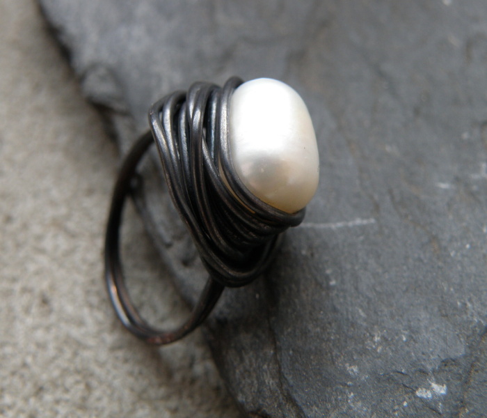 Měděný prsten s velkou říční perlou