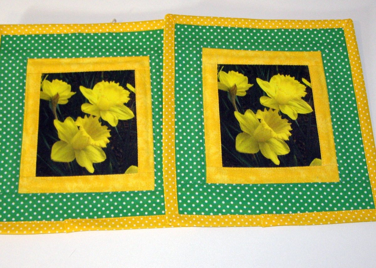 "Narcisky - jarní qítí" - prostírka/dekorace