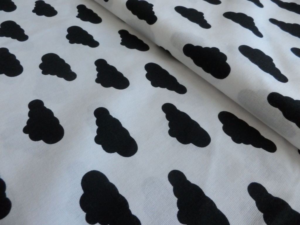 Černé obláčky na bílé