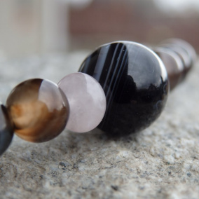 Achát s růženínem