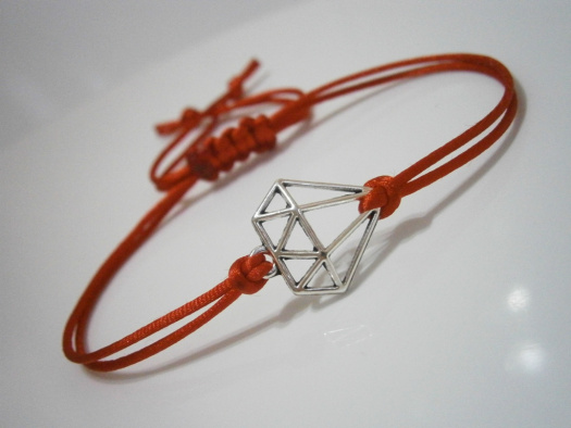 "Diamant" - červený saténový náramek (Kabbalah)