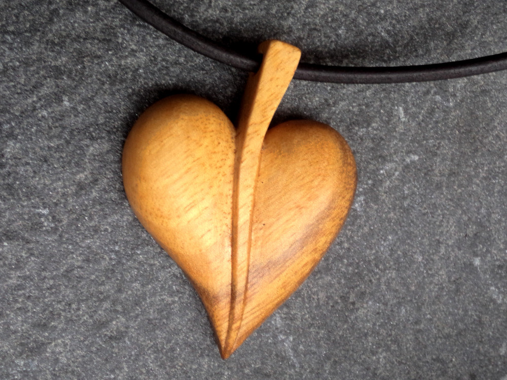 Dřevěný šperk - lístek  nebo srdíčko