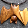 Dřevěný šperk - netopýr