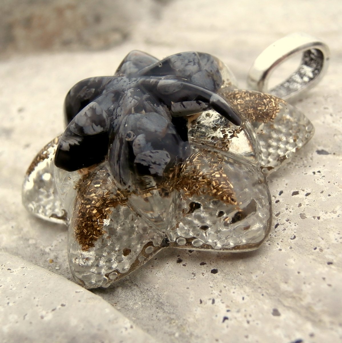 Obsidián pro Čarodějku, *Květ lotosu*