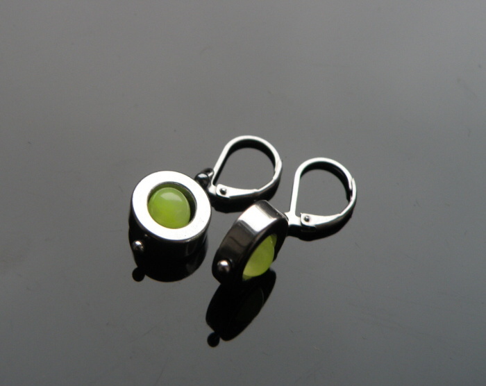 Různé druhy hematitových naušnic