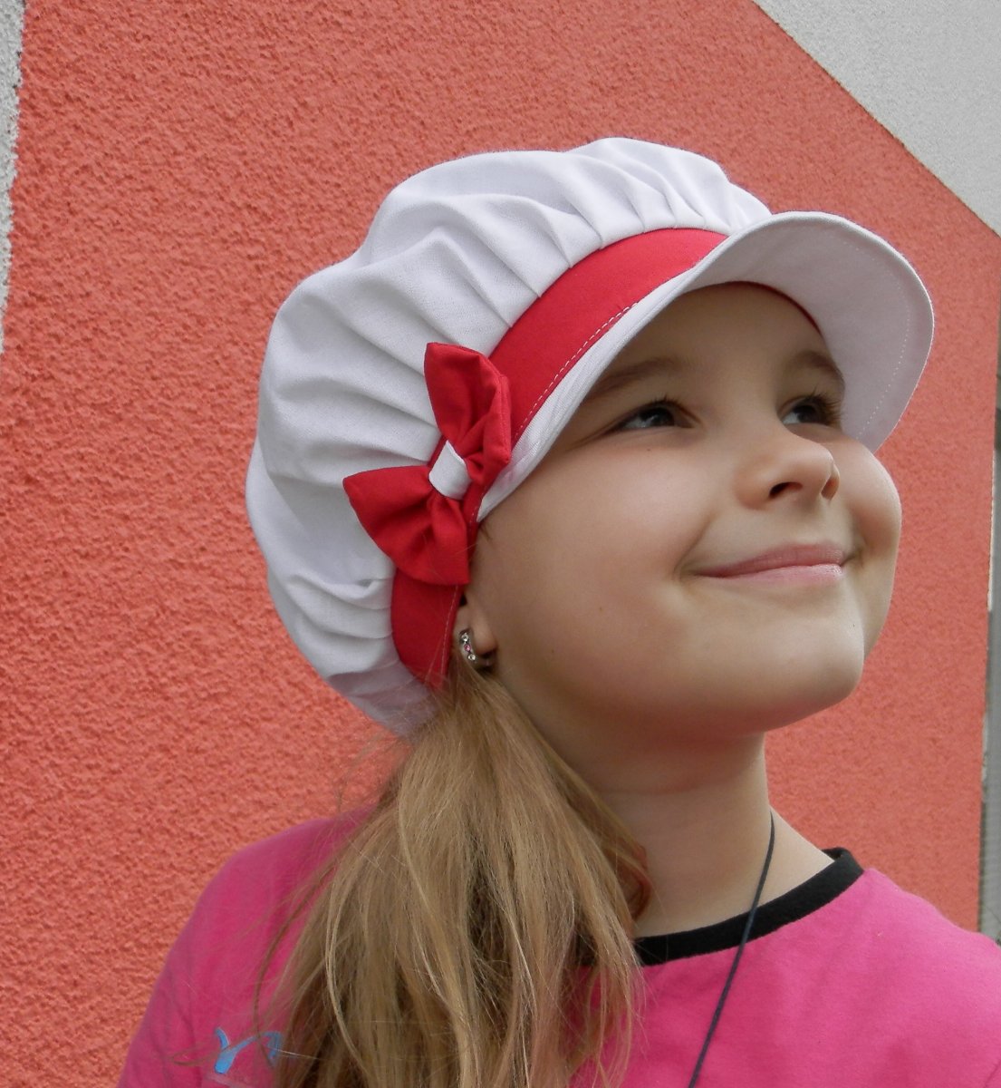 letní bekovka,kšiltovka bílá +mašle červená