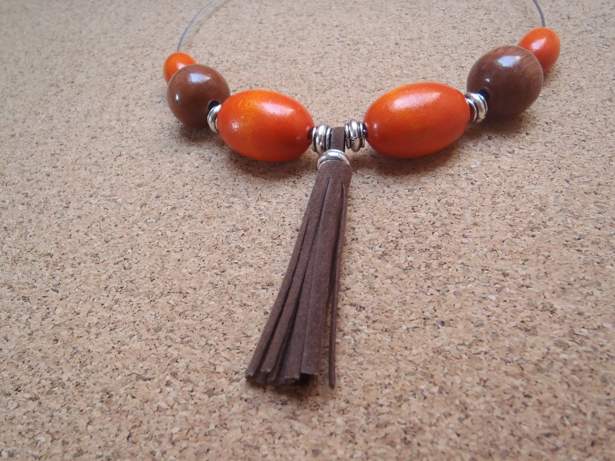 oranžovo hnědý se střapcem