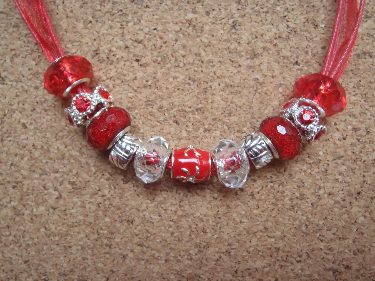 červený třpytivý