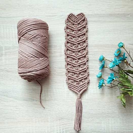 Macrame záložka do knihy.