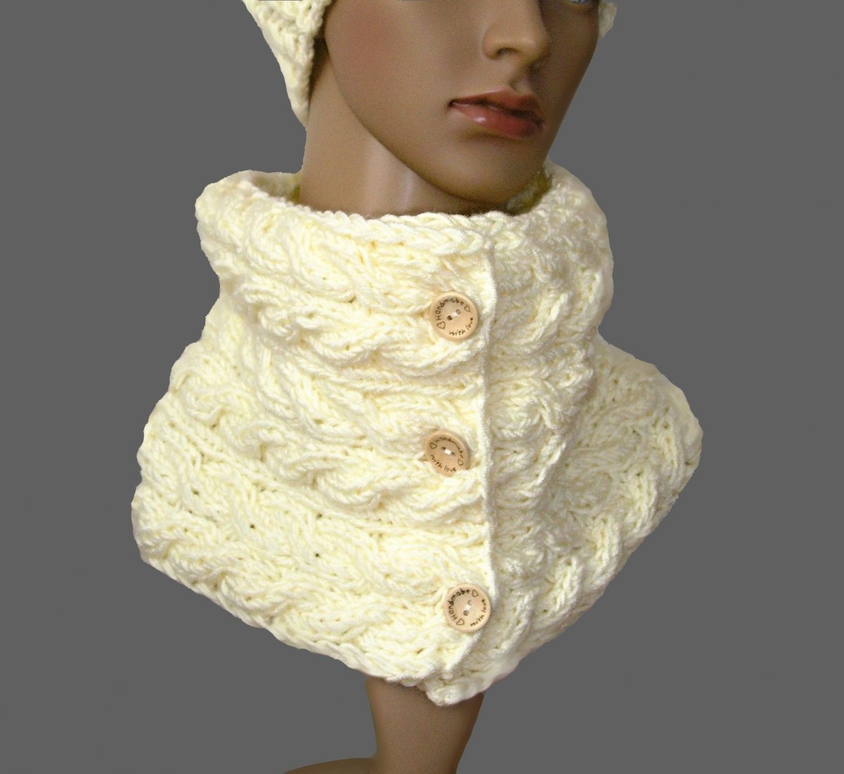 PLETENÝ COPÁNKOVÝ NÁKRČNÍK  s knoflíky