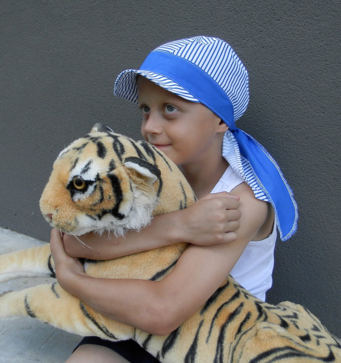 letní dětská pirátka s kšiltem  námořnické pruhy a modrý lem