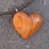 Dřevěný šperk - meruňkové srdíčko