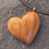 Dřevěný šperk - meruňkové srdíčko