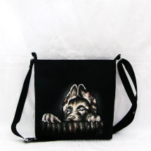 malá crossbody s vlčákem