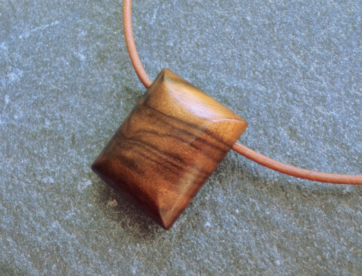 Dřevěný šperk - ořešák