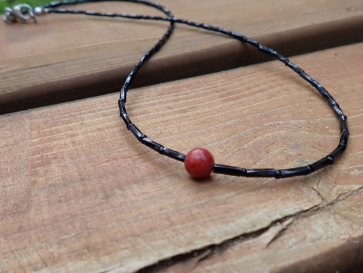 Minimalistický náhrdelník s korálem