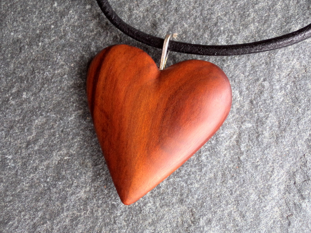 Dřevěný šperk - srdíčko