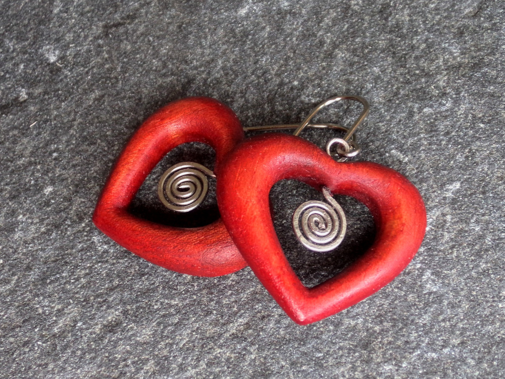 Dřevěné náušnice - srdíčka