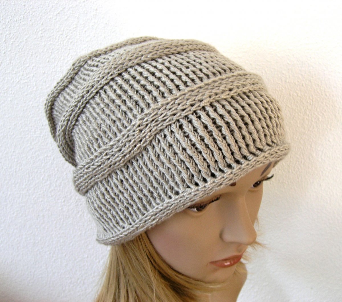 HÁČKOVANÁ ČEPICE-HUČKA - světle hnědá