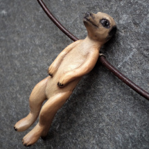 Dřevěný šperk - surikata