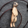 Dřevěný šperk - surikata