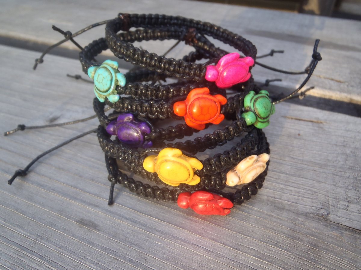 drhaný náramek se želvou