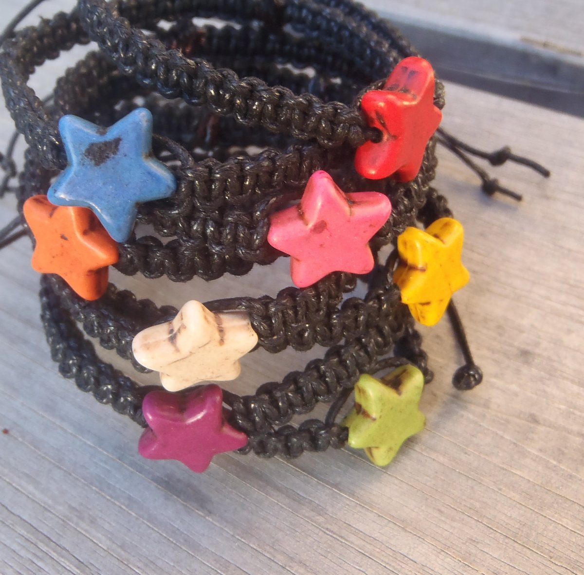 drhaný náramek s hvězdou