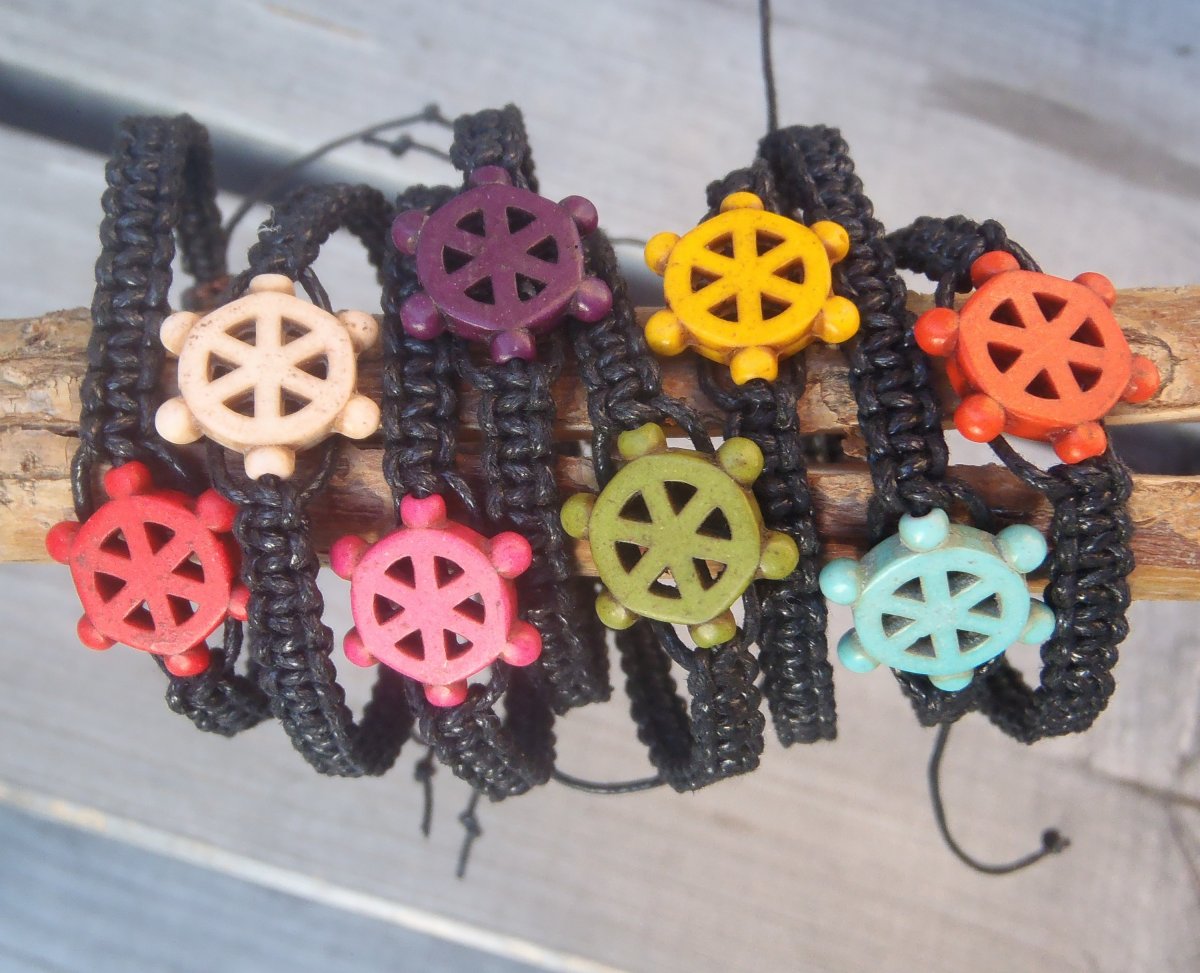 drhaný náramek s kormidlem